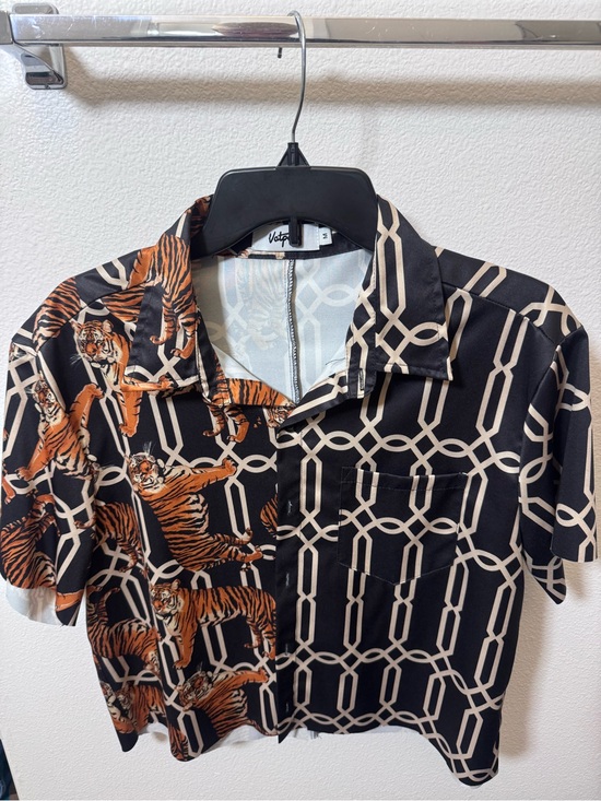 Veto Other - Short sleeve tiger print shirt men’s medium